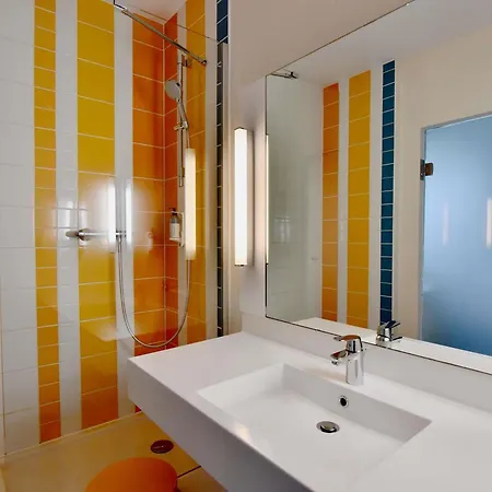 Ibis Styles Centre Port Hotel 3*