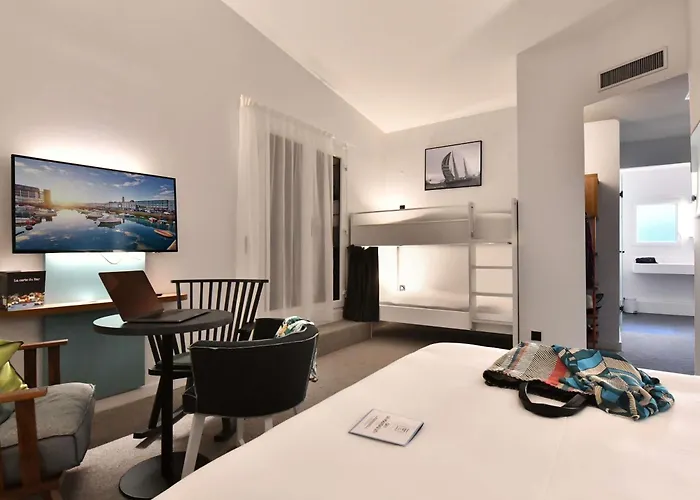 Ibis Styles Centre Port Hotel 3*