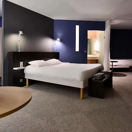 Ibis Styles Centre Port Hotel 3*